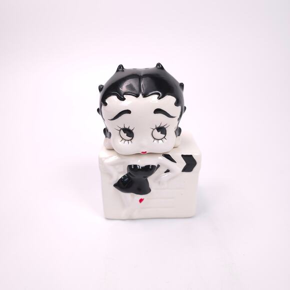 Betty Boop 1995 Ceramic Salt and Pepper Shaker with Removable Head - Picture 5 of 13